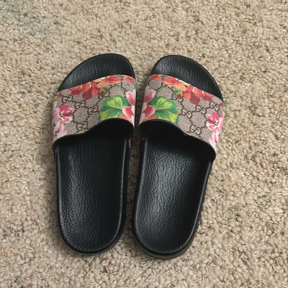 Gucci bloom slides authentic 

Without box 

Send offers